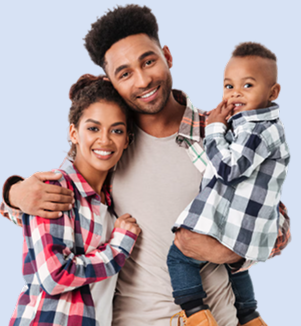 Família jovem composta por casal e filho pequeno sorrindo em fundo azul claro.