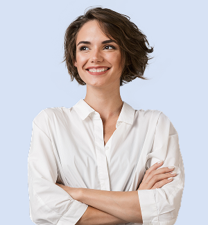 Mulher jovem de cabelos curtos e camisa branca sorrindo com os braços cruzados em fundo azul claro.