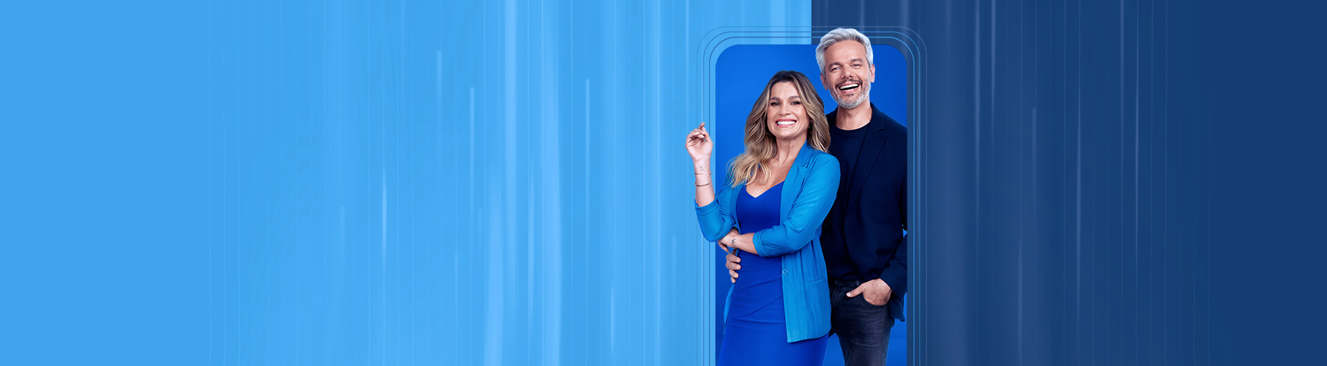 Casal adulto sorrindo posicionado no centro de um banner com fundo azul degradê, a mulher vestindo roupa azul e o homem de blusa preta, ambos emergindo de uma moldura no formato de tela de smartphone.